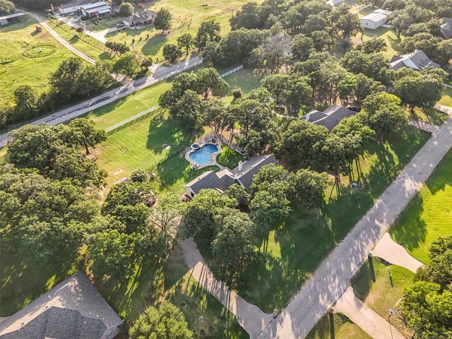 3900 Creekside Court, Burleson, TX 76028
