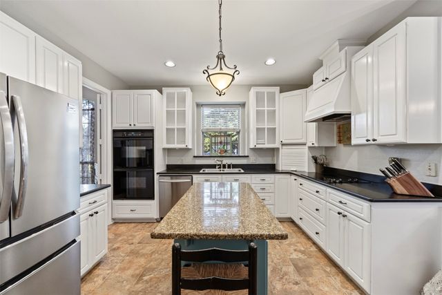 3900 Creekside Court, Burleson, TX 76028