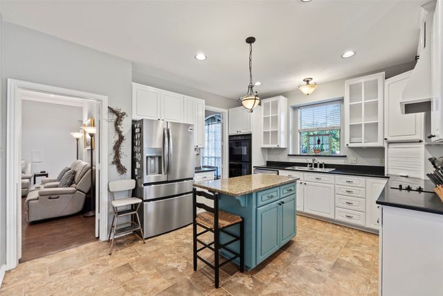 3900 Creekside Court, Burleson, TX 76028