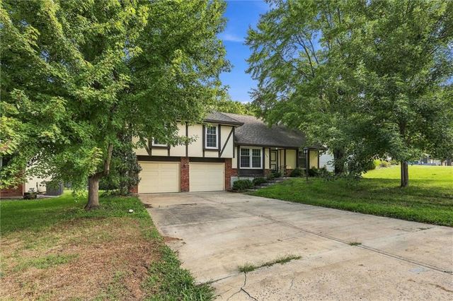 10106 NW Mirror Lake Drive, Kansas City, MO 64152