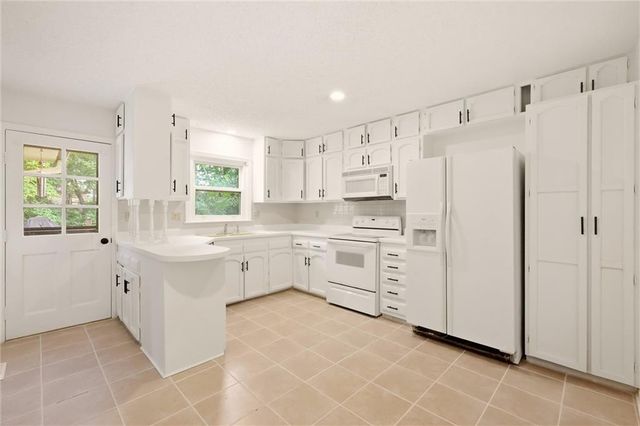 10106 NW Mirror Lake Drive, Kansas City, MO 64152
