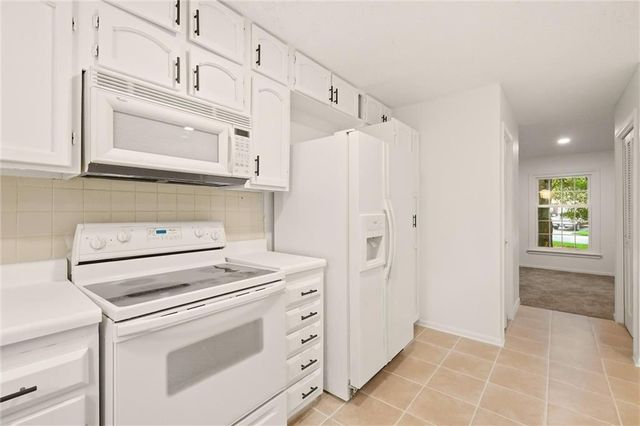 10106 NW Mirror Lake Drive, Kansas City, MO 64152