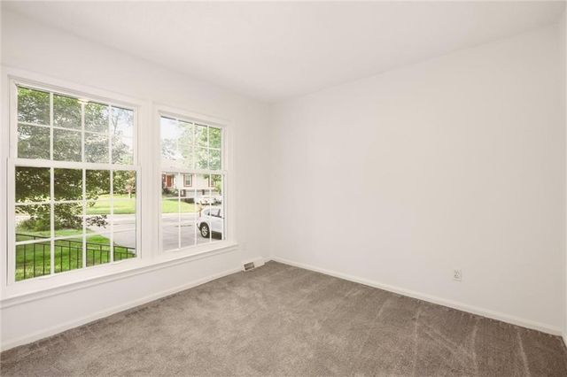 10106 NW Mirror Lake Drive, Kansas City, MO 64152
