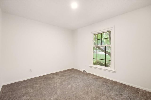 10106 NW Mirror Lake Drive, Kansas City, MO 64152