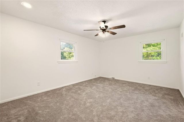 10106 NW Mirror Lake Drive, Kansas City, MO 64152