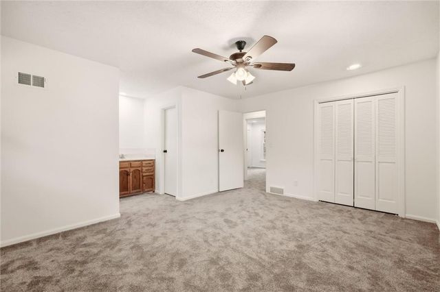 10106 NW Mirror Lake Drive, Kansas City, MO 64152