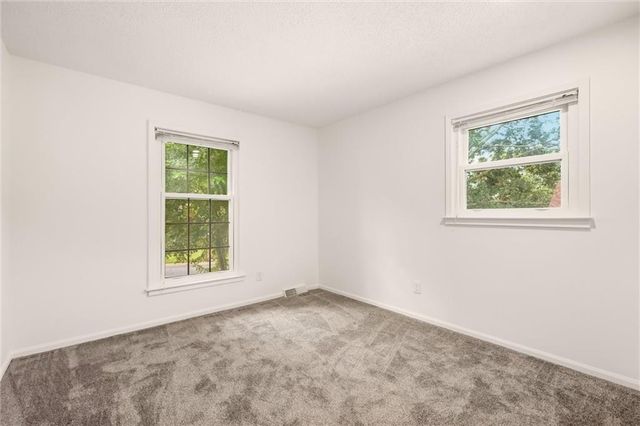 10106 NW Mirror Lake Drive, Kansas City, MO 64152