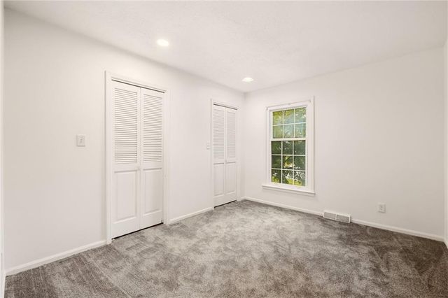 10106 NW Mirror Lake Drive, Kansas City, MO 64152