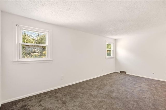 10106 NW Mirror Lake Drive, Kansas City, MO 64152