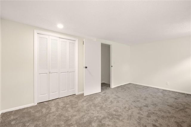 10106 NW Mirror Lake Drive, Kansas City, MO 64152