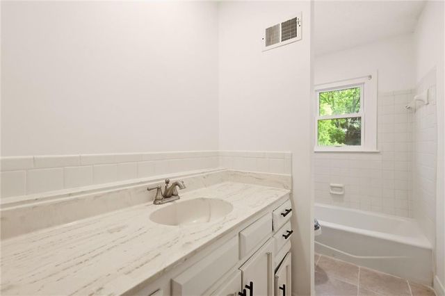 10106 NW Mirror Lake Drive, Kansas City, MO 64152
