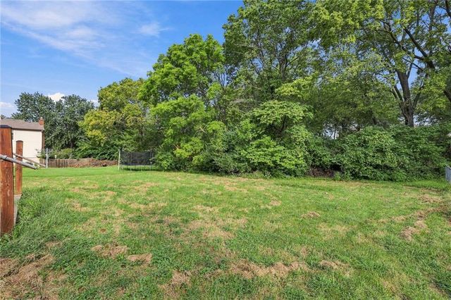 10106 NW Mirror Lake Drive, Kansas City, MO 64152