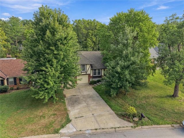 10106 NW Mirror Lake Drive, Kansas City, MO 64152