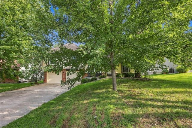 10106 NW Mirror Lake Drive, Kansas City, MO 64152