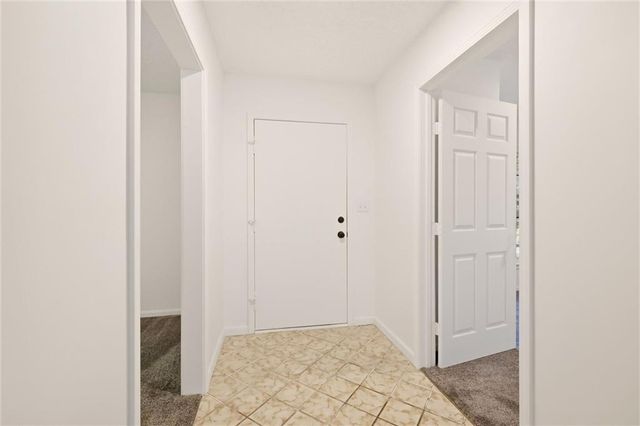 10106 NW Mirror Lake Drive, Kansas City, MO 64152