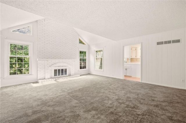 10106 NW Mirror Lake Drive, Kansas City, MO 64152