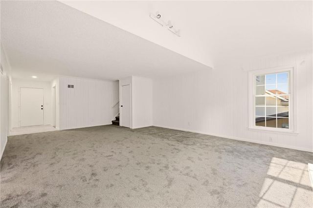 10106 NW Mirror Lake Drive, Kansas City, MO 64152