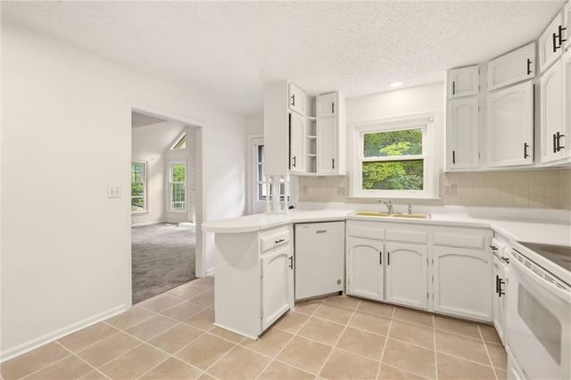10106 NW Mirror Lake Drive, Kansas City, MO 64152