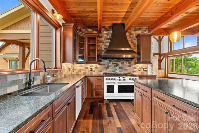 946 Ridge Road, Green Mountain, NC 28740