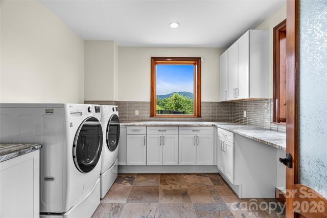 946 Ridge Road, Green Mountain, NC 28740
