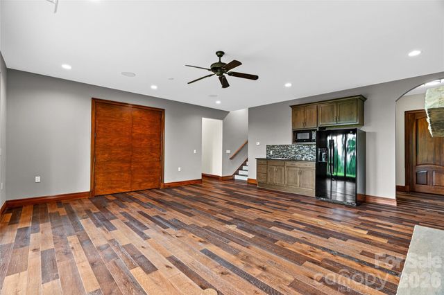 946 Ridge Road, Green Mountain, NC 28740