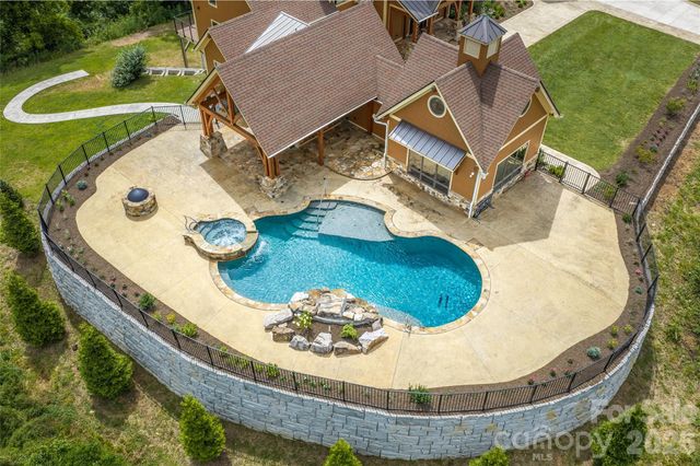 946 Ridge Road, Green Mountain, NC 28740