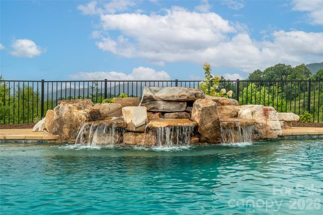946 Ridge Road, Green Mountain, NC 28740