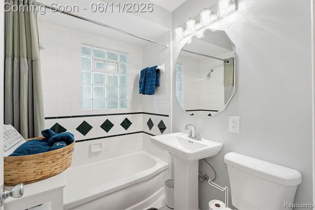 36521 Gloucester Drive, Clinton Township, MI 48035