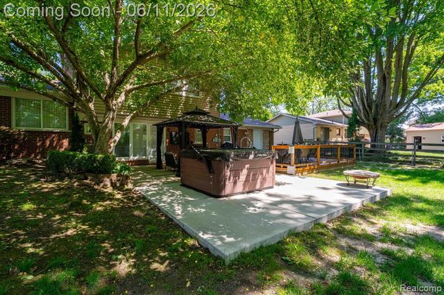 36521 Gloucester Drive, Clinton Township, MI 48035