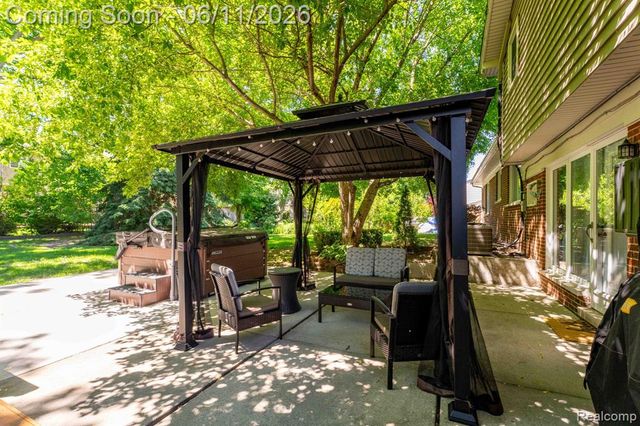 36521 Gloucester Drive, Clinton Township, MI 48035