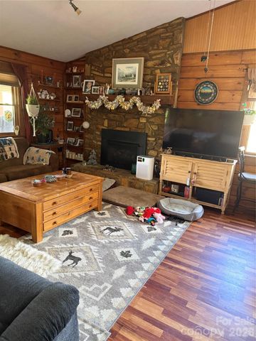 7 Noland Drive S, Clyde, NC 28721