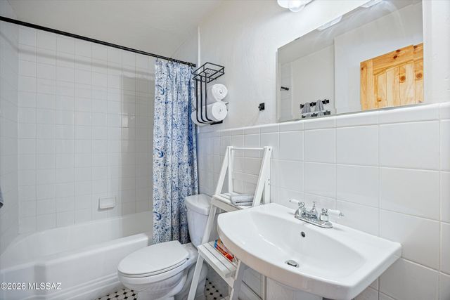 15751 N Twin Lakes Drive, Tucson, AZ 85739