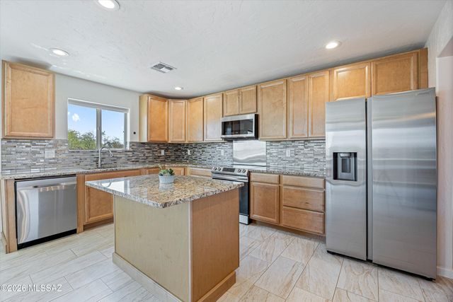 15751 N Twin Lakes Drive, Tucson, AZ 85739