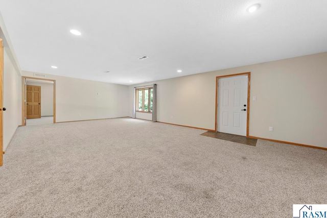 216 South Brook Circle, Mankato, MN 56001