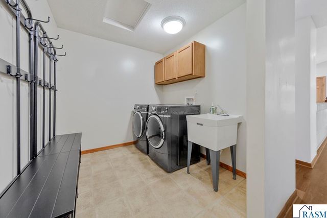 216 South Brook Circle, Mankato, MN 56001