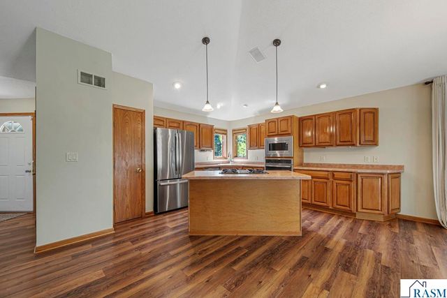 216 South Brook Circle, Mankato, MN 56001