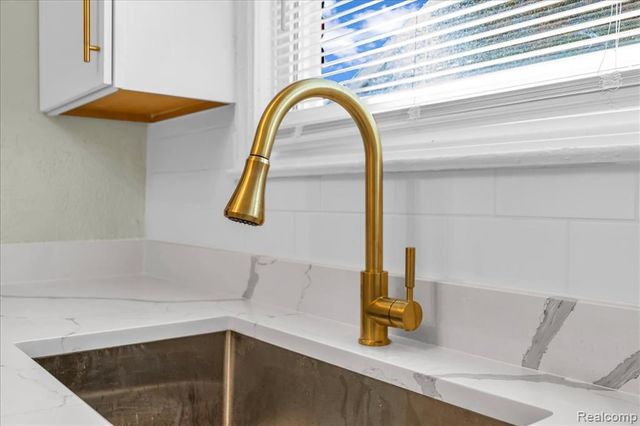 18458 Snowden Street, Detroit, MI 48235