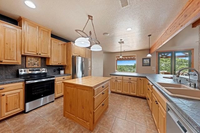 142 W Ledge Stone Lane, Hunt, TX 78024