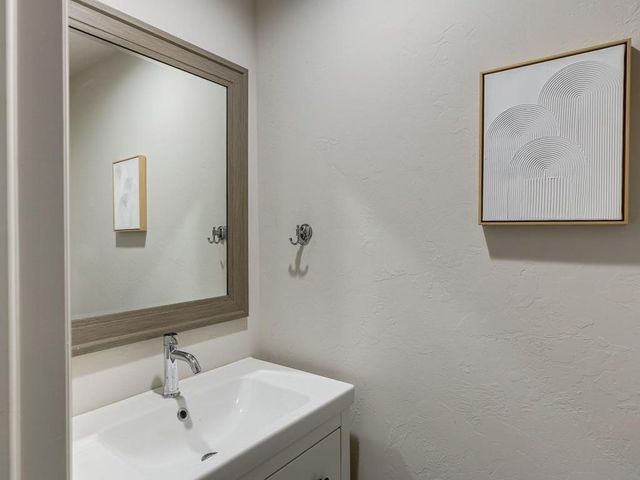 1110 Sherwood Lane 223, Nichols Hills, OK 73116