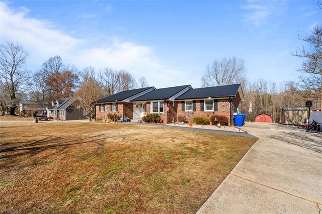 193 Deerfield Country Road, Randleman, NC 27317