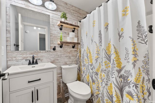 8108 Newfield Drive, Fort Wayne, IN 46815