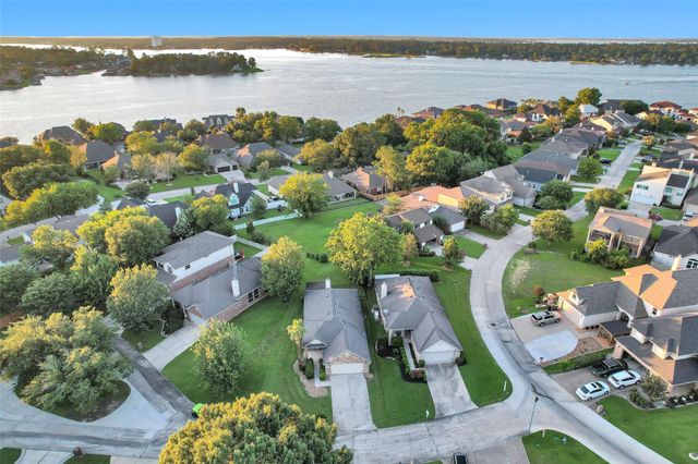 103 Cove W, Montgomery, TX 77356