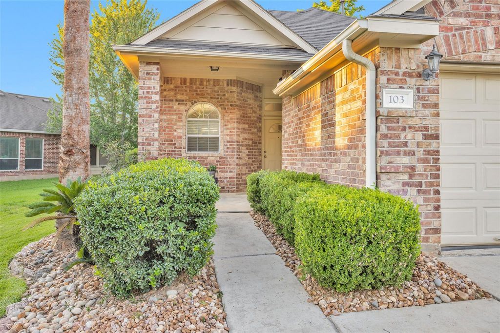 103 Cove W, Montgomery, TX 77356