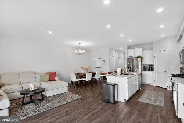 1047 TURNSTONE DR, Fogelsville, PA 18051