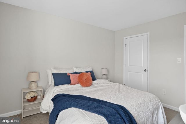 1047 TURNSTONE DR, Fogelsville, PA 18051