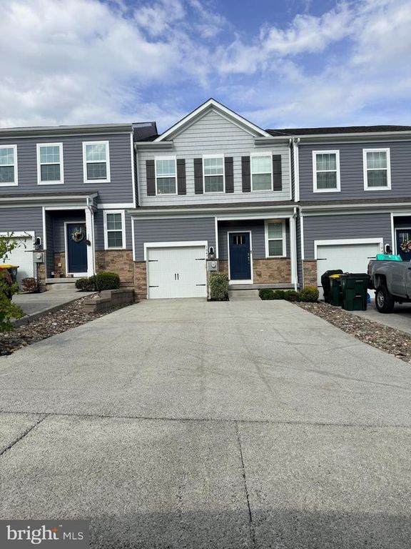 1047 TURNSTONE DR, Fogelsville, PA 18051
