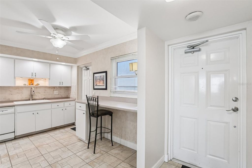 Image 9 of property listing at 5108 BRITTANY DRIVE S 805, St Petersburg, FL 33715