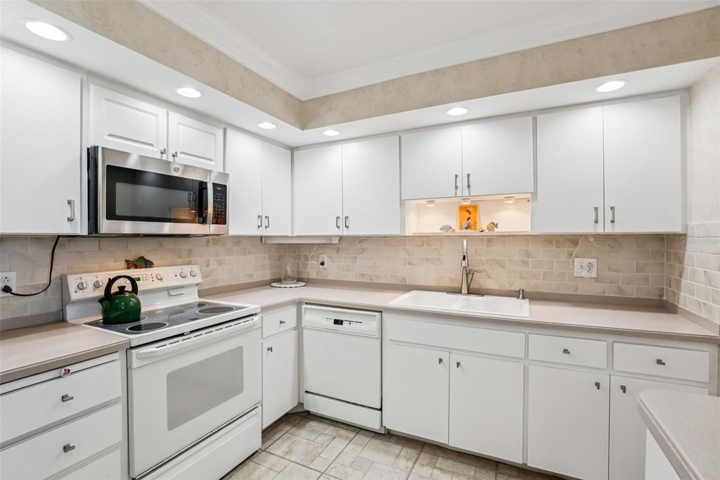 Image 10 of property listing at 5108 BRITTANY DRIVE S 805, St Petersburg, FL 33715