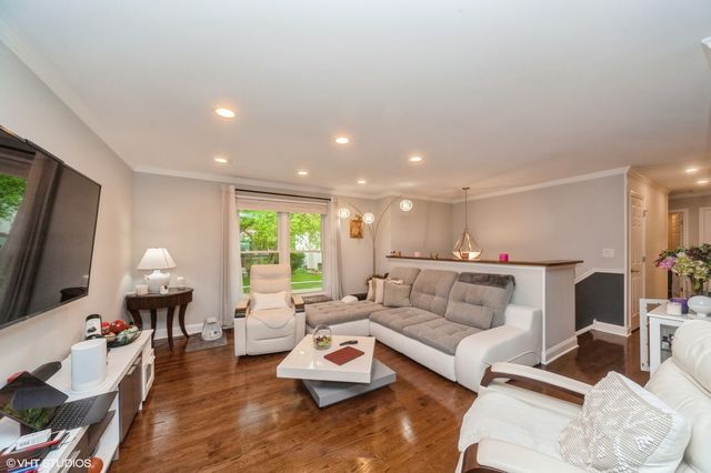 116 S Deerpath Drive, Vernon Hills, IL 60061