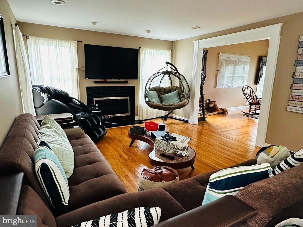 11 HAMPTON ROAD, Monroe Township, NJ 08831